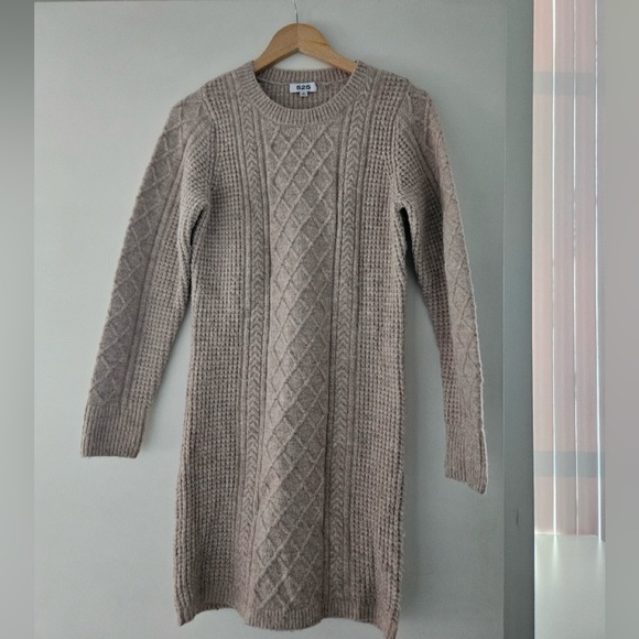 525 Tessa Dress - Picture 2 of 4